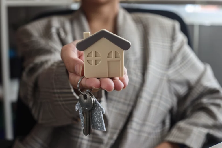 Entrega de llaves tras cumplir los requisitos para arrendar una propiedad