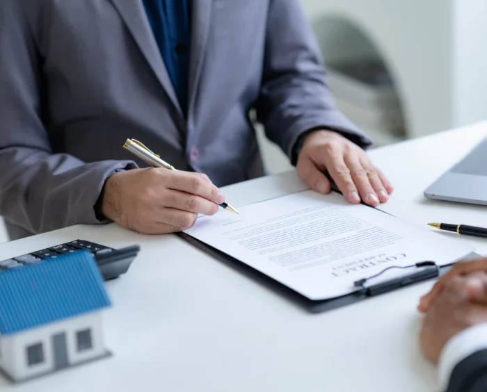 Entrega de llaves tras cumplir los requisitos para arrendar una propiedad